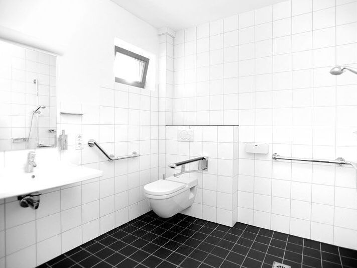 Barrierefreies Bad mit Dusche, Toilette und Waschbecken